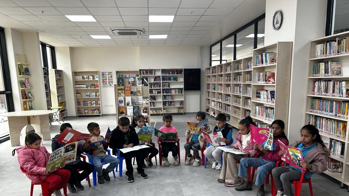 1-C Sınıfının E-twinning Kapsamındaki Kütüphane Gezisi